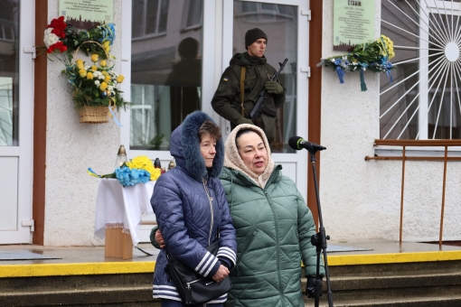 На фасаді ліцею №1 відкрили дві анотаційні дошки для героїв - Олександру Єремягіну та Віталію Мазуру.